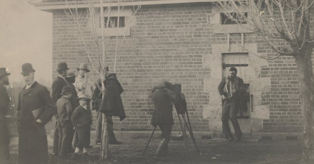 Joe Byrne’s body displayed for photographers at Benalla police station 