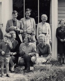 Trumble and Borthwick families (Mum front right, Angus smallest), ca. 1968