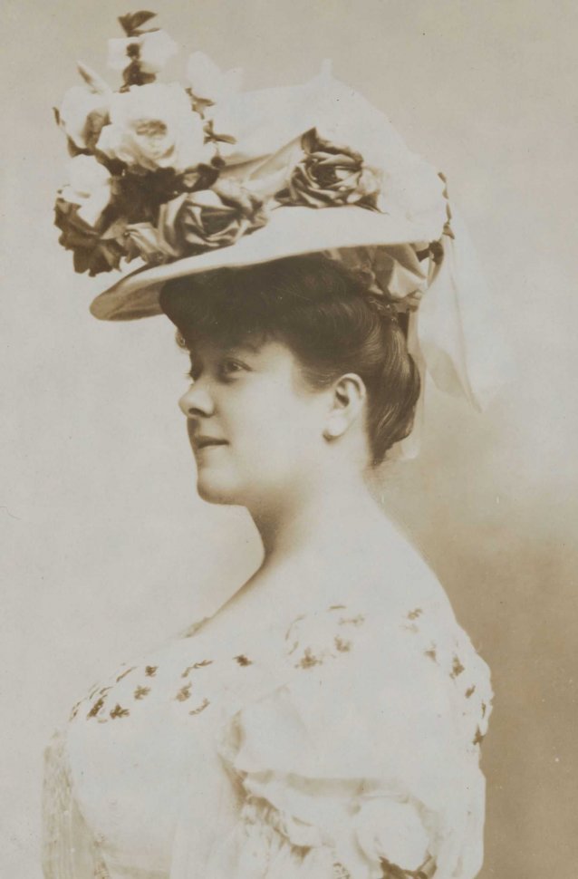 Florrie Forde (in hat)