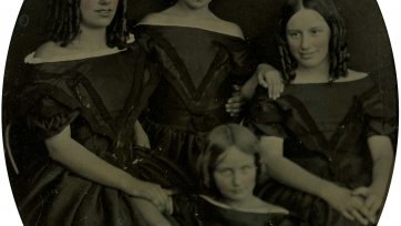 Dowling family portrait [Selina, Jane, Leura and Elizabeth (Bessie) Dowling]