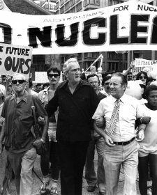 Sydney city (Patrick White and Tom Uren, Hiroshima Day demonstration), 1984