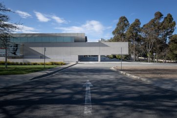 The pick-up and set-down space in front of the Gallery