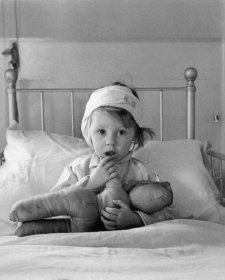 Eileen Dunne in The Hospital for Sick Children, 1940
	 by Cecil Beaton