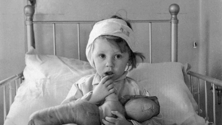 Eileen Dunne in The Hospital for Sick Children, 1940
	 by Cecil Beaton