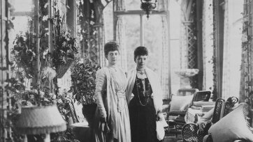 Queen Alexandra and Dowager Empress Marie Feodorovna of Russia, Hvidore, circa 1908 by Mary Steen